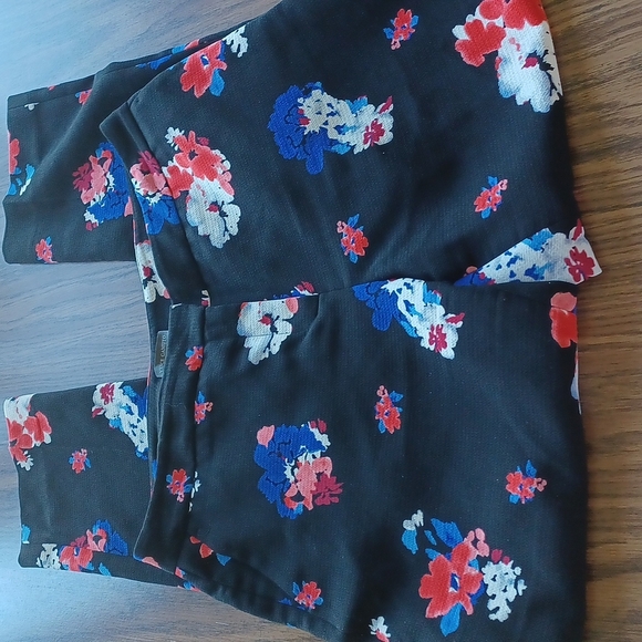 Vince Camuto Red Blue Floral Skinny Black Pants, front pockets, Sz 8 - Picture 1 of 5